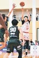 神戸-富山 第3Q、シュートを放つ富山の野崎(右)