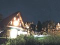 窓明かりと星空が共演　南砺・相倉合掌集落