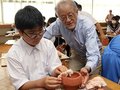縄文土器作りに挑戦　小矢部・津沢中１年生、地域の歴史に親しむ
