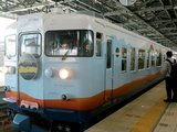 ホームに到着する「一万三千尺物語」の列車