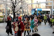 富山駅前を練り歩くチンドンマン