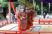一列になって舞う４人の稚児たち＝加茂神社