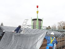 フェアに向け準備着々と　砺波チューリップ公園、開花調整に遮光ネット