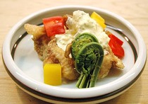 鳥皮のぱりぱりタルタルソースがけ