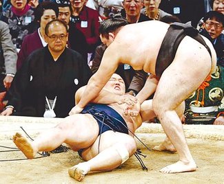 朝乃山 竜電に上手投げ喫し７敗　九州場所１１日目