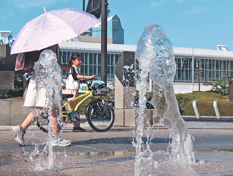 県都玄関口の噴水、まるでオアシス 22日の県内猛暑日、3地点25年