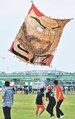 空に舞い上がる大凧