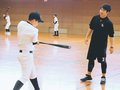 元プロ野球選手が素振りのアドバイス　小矢部・蟹谷中で宮之原さん（独立リーグ元選手）