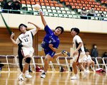 男子の西條－高陵　守備を崩しシュートを狙う西條の選手