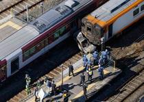 近鉄特急列車と車衝突、京都