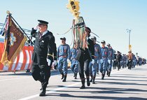 団員ら４５０人パレード、大正時代のポンプで放水　魚津で消防出初式