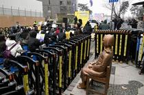 韓国、少女像前で再び慰安婦集会