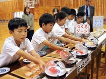 回転ずしで食品ロス理解　小矢部石動小<br />くら寿司出前授業　座学やゲーム