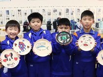 世界で一枚の絵皿できた　砺波北部小児童が庄川挽物の絵付け体験