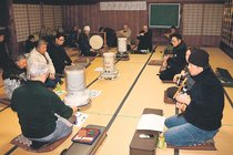 庵唄しっとりと　城端曳山祭へ寒稽古