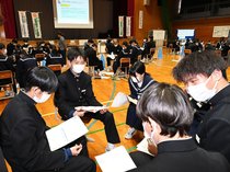 被告人は有罪？無罪？　氷見・西條中２年生が模擬裁判、考え方や価値観の多様さ学ぶ