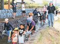 アユつかみ取りに歓声　砺波・東般若公民館が交流行事、親子ら１２０人楽しむ