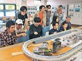 鉄道ジオラマに興味　砺波駅にぎわい市、乗り物の魅力紹介