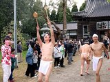 お神酒を空にまく参加者