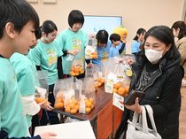 特産みかん 広めたい　氷見・灘浦小５、６年生が番屋街で販売、観光客ら行列 ７０袋完売