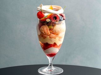 【スイーツ研究会 vol.1】Pâtisserie Délice（パティスリー デリース）<br />すももともものパフェ