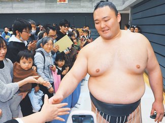 目の前に朝乃山！取組もファンサも、写真で振り返る富山場所
