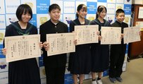 署長感謝状を手にする（左から）片山さん、東海さん、金森さん、島田さん、松林さん