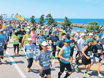 暑い魚津を熱く駆ける　しんきろうマラソンに４０００人