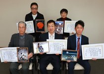 本紙読者写真コンクール年間賞　一席の笹岡さん（富山）ら表彰