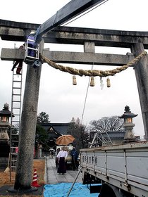 新年へ大しめ縄新調　高岡関野神社
