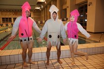 溺れた時はイカ泳ぎ　富山ライフセービングクラブ対処法PR、イカポンチョで大晦日マラソンも