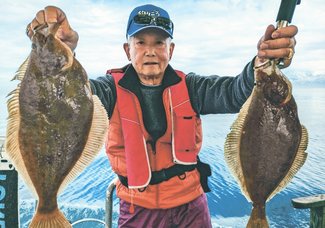 釣果はいけん<br />ソウハチカレイ体長４３、４６センチ　追野英志さん（７９）富山市豊田本町