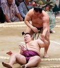 朝乃山、鶴竜に肩透かしで敗れる　名古屋場所３日目