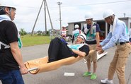 簡易の担架で救助活動を体験した