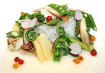 タイと春野菜のサラダ仕立て　お米のドレッシング