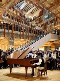 ジャズピアニスト山下洋輔さん軽快　富山市ガラス美術館で聴衆魅了