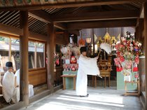初詣へ縁起物清める　高岡・射水神社、お札や絵馬２０万点