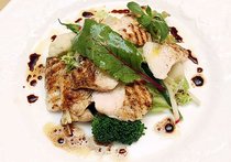 鶏胸肉のグリエ　彩々野菜のサラダ仕立て