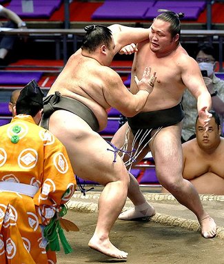 朝乃山４連勝で勝ち越し　大相撲名古屋場所７日目