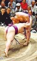 朝乃山攻め貫く　物言いで差し違え　再び単独首位