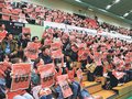 会場赤く染め選手にエール　本紙冠マッチのグラウジーズ戦、ブースターが特別号外掲げ応援