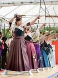 晴れ着で弓競う「通し矢」