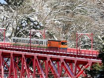 白銀の黒部峡谷縫う　冬のトロッコ運行スタート