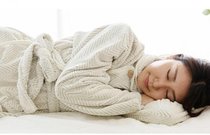 「暖房をつけていても寒い…？」1月のおうち時間、着る毛布が手放せない理由