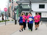 コースを試走する学生