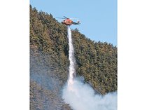 稜線に火「手に負えない」　長野・上田の山林火災、県防災ヘリ応援出動