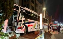 神戸でバスが建物に衝突９人負傷