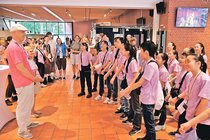 「団結して公演乗り切れた」　可西舞踊研（高岡）の子どもたち、帰国を前にドイツで送別会