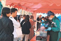 トミショップ来てね　富山商高で和菓子や干物３６店　