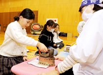 昔の道具で暮らしの移り変わりを体験　富山・五福小